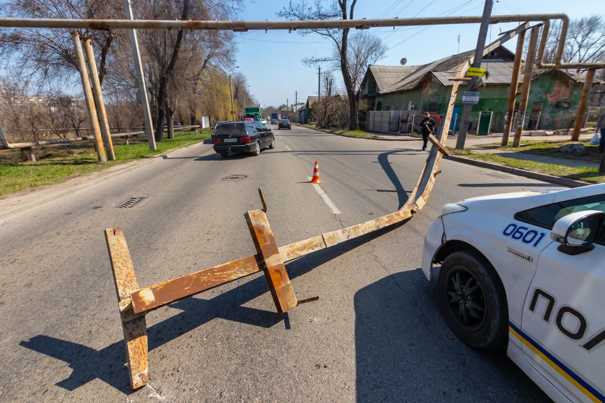 Металлическая конструкция рухнула на проезжую часть, полностью перекрыв движение Металлическая конструкция рухнула на проезжую часть, полностью перекрыв движение