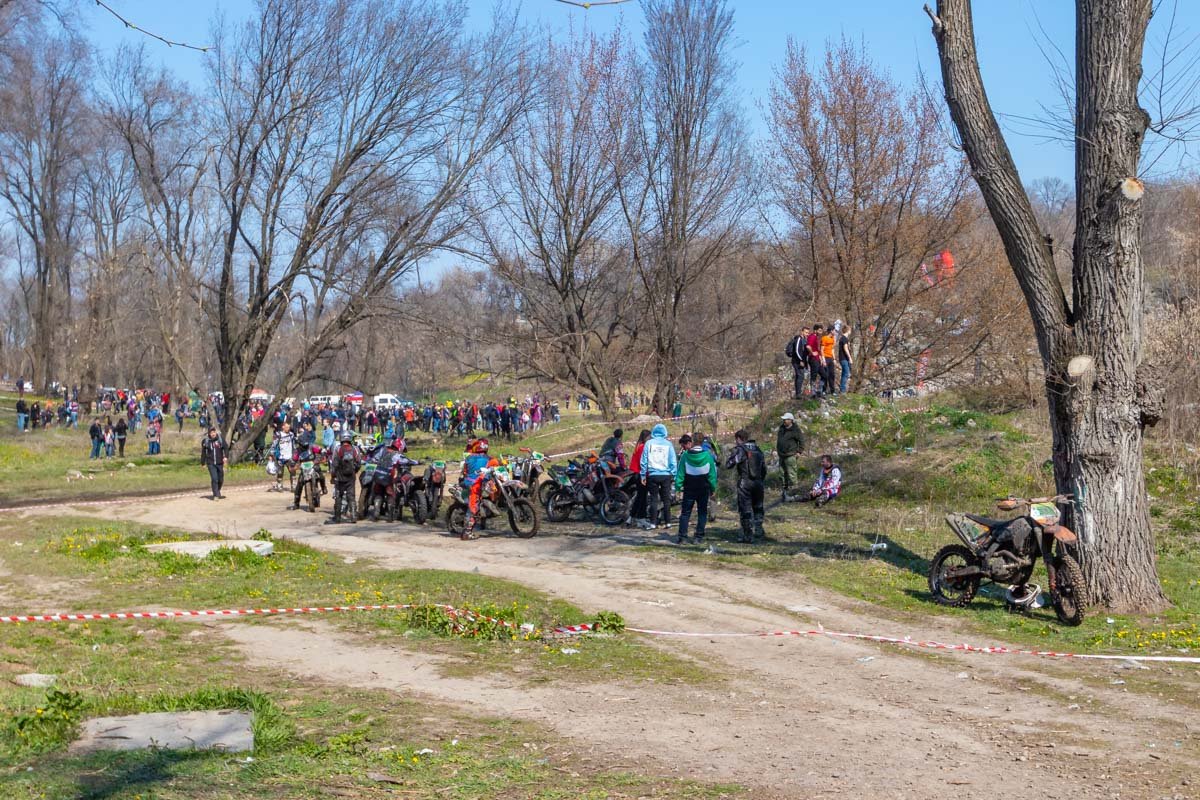 Парк "Зеленый гай" стал местом для сбора около сотни рычащих мотоциклов Парк "Зеленый гай" стал местом для сбора около сотни рычащих мотоциклов