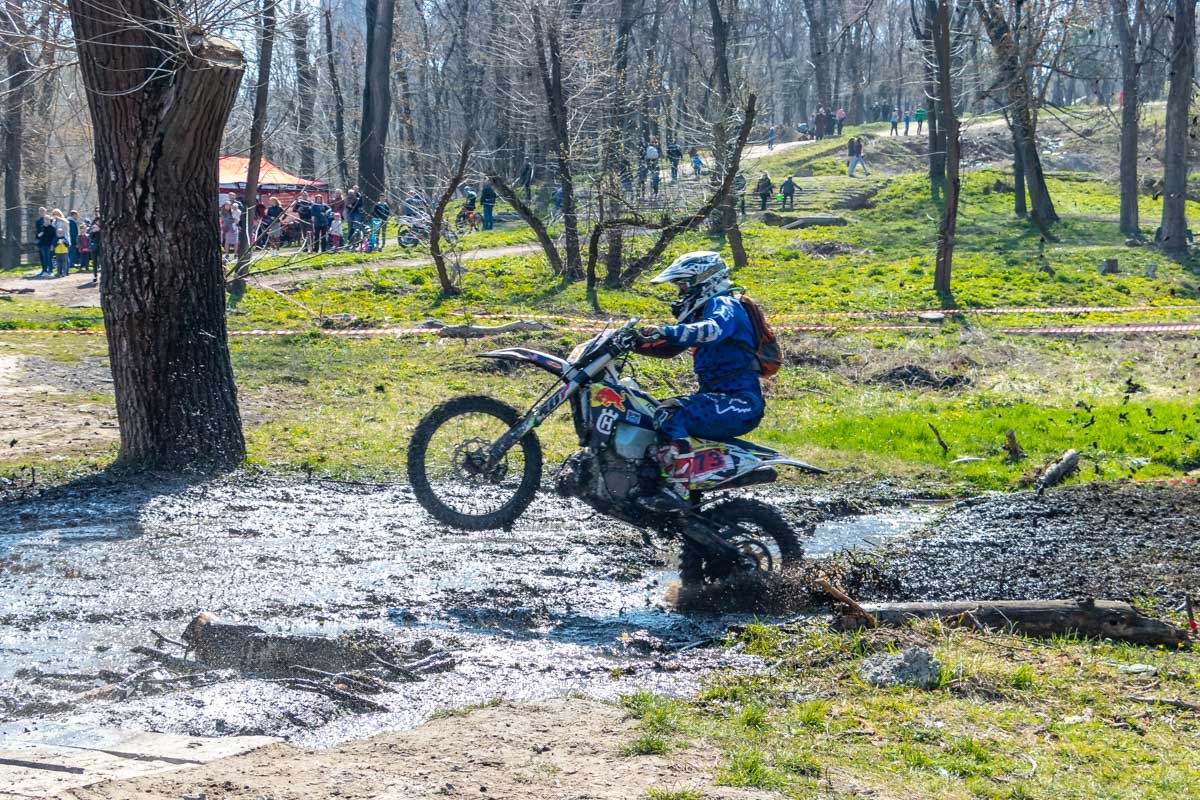 При ускорении слезы восхищения должны стекать по щекам горизонтально в направлении ушей При ускорении слезы восхищения должны стекать по щекам горизонтально в направлении ушей