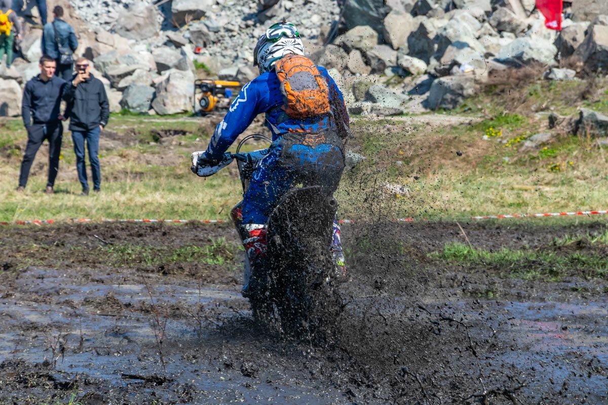 Заставил соперников глотать грязь за собой Заставил соперников глотать грязь за собой