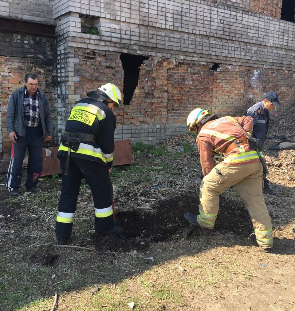 Для того, чтобы подобраться к малышу, спасателям пришлось вырыть небольшой проход Для того, чтобы подобраться к малышу, спасателям пришлось вырыть небольшой проход