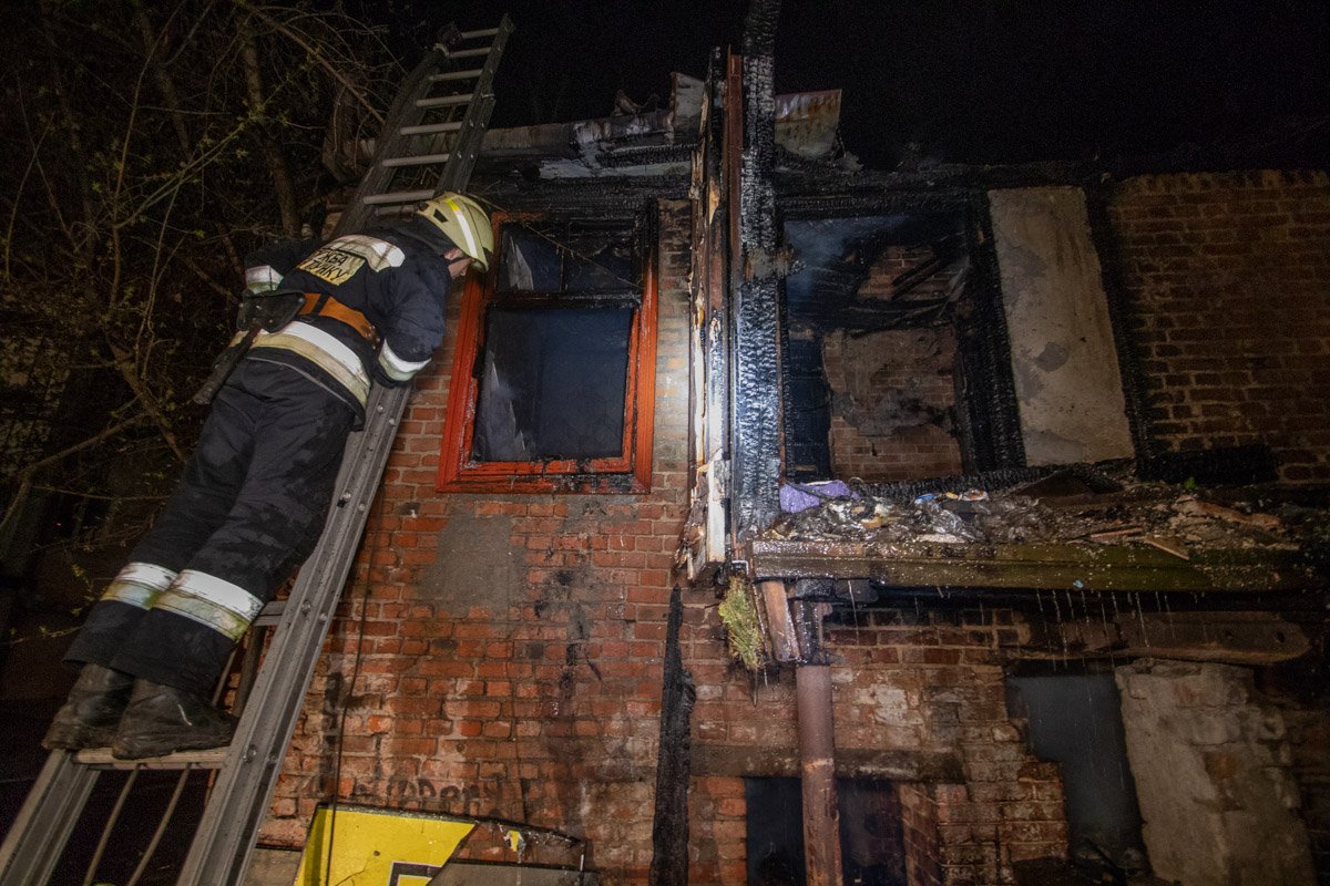 За торговым центром загорелся заброшенный частный дом За торговым центром загорелся заброшенный частный дом