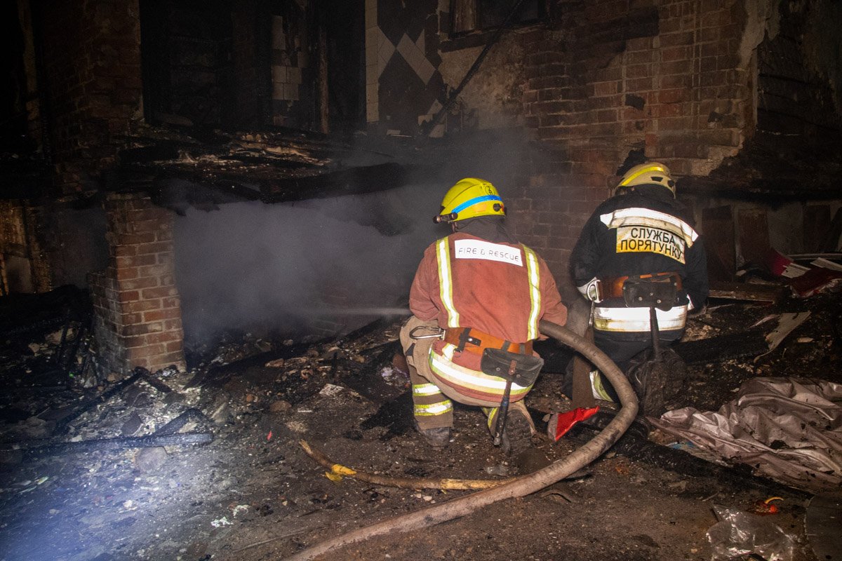 По словам спасателей, это здание горит не в первый раз По словам спасателей, это здание горит не в первый раз