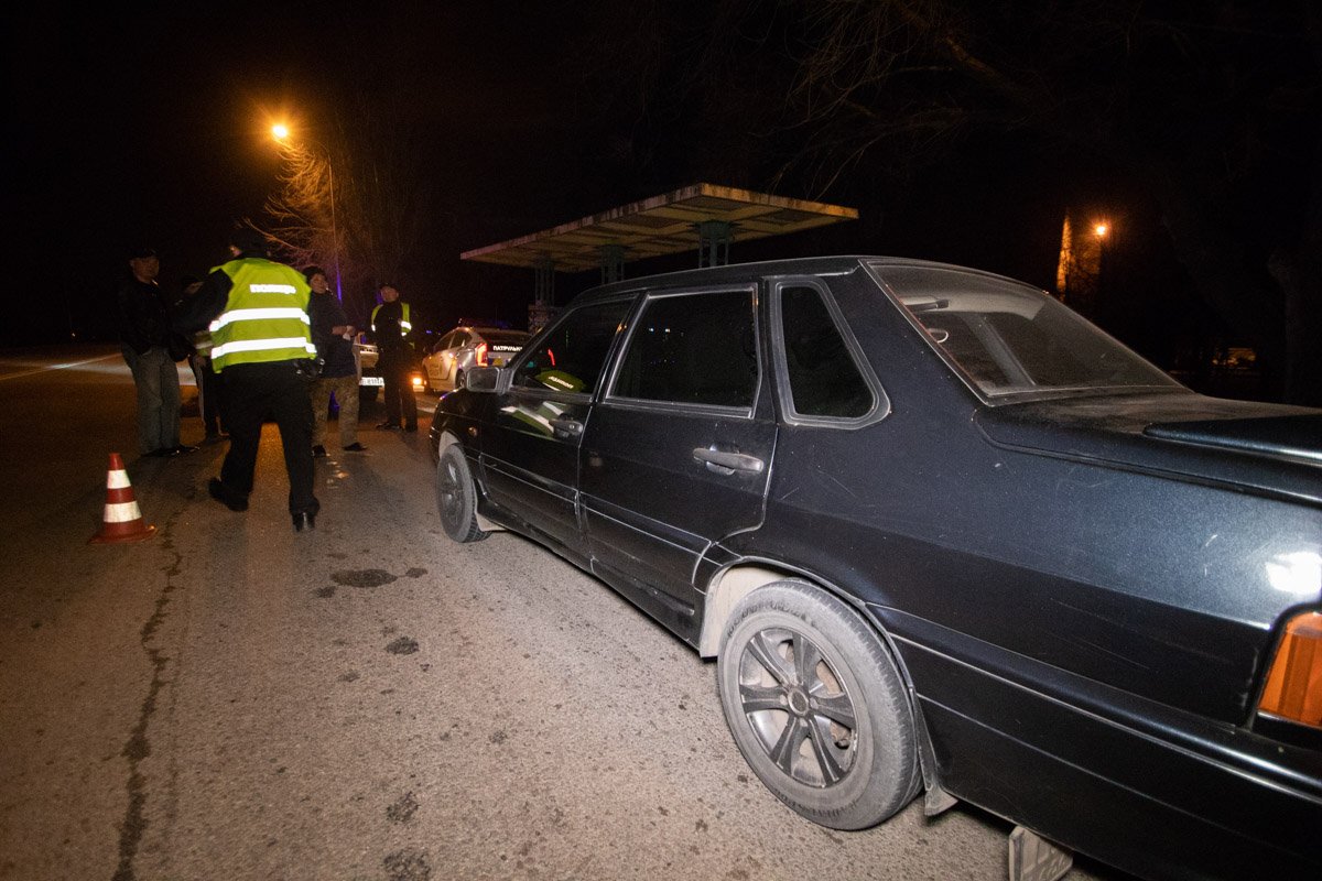 На место происшествия немедленно прибыл экипаж патрульной полиции и скорая