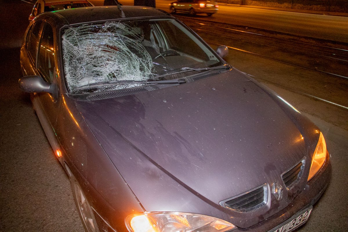 На проспекте Богдана Хмельницкого автомобиль Renault сбил мужчину На проспекте Богдана Хмельницкого автомобиль Renault сбил мужчину