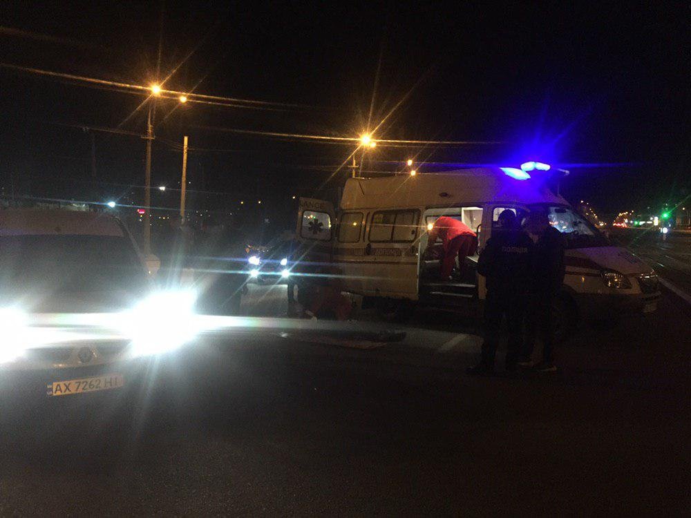 Мужчина, перебегавший дорогу, ударился головой о лобовое стекло и упал на проезжую часть Мужчина, перебегавший дорогу, ударился головой о лобовое стекло и упал на проезжую часть