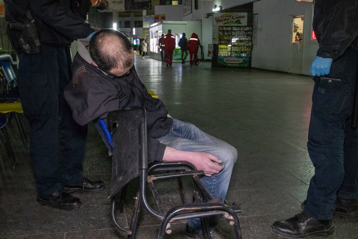 Видимых следов насильственной смерти на теле мужчины не было Видимых следов насильственной смерти на теле мужчины не было