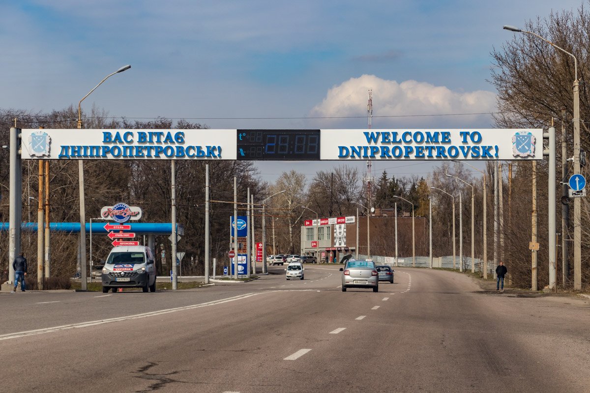 По такой дороге можно ехать спокойно, не опасаясь ям По такой дороге можно ехать спокойно, не опасаясь ям