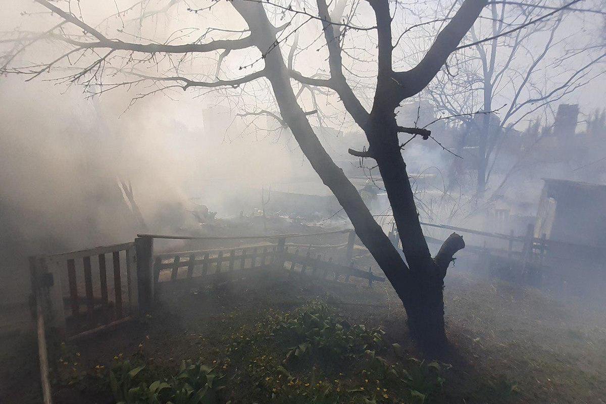 Пожар возник во дворе частного дома Пожар возник во дворе частного дома