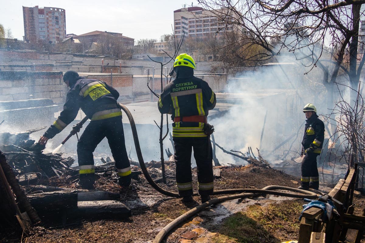Спасатели справились с огнем до того, как он перекинулся на жилье Спасатели справились с огнем до того, как он перекинулся на жилье