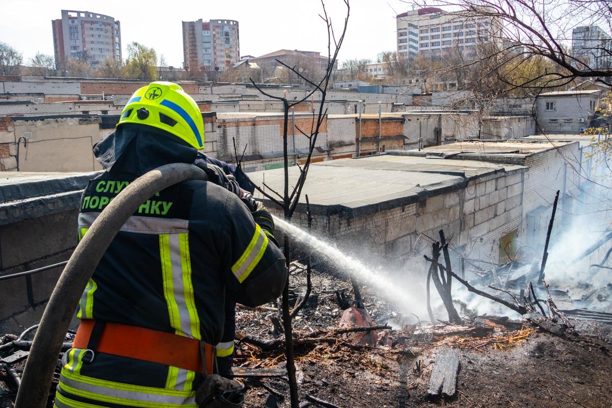 Горел мусор и личные вещи хозяев Горел мусор и личные вещи хозяев