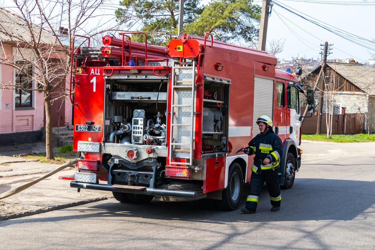 На месте происшествия работали спасатели 1-й пожарно-спасательной части ГСЧС На месте происшествия работали спасатели 1-й пожарно-спасательной части ГСЧС