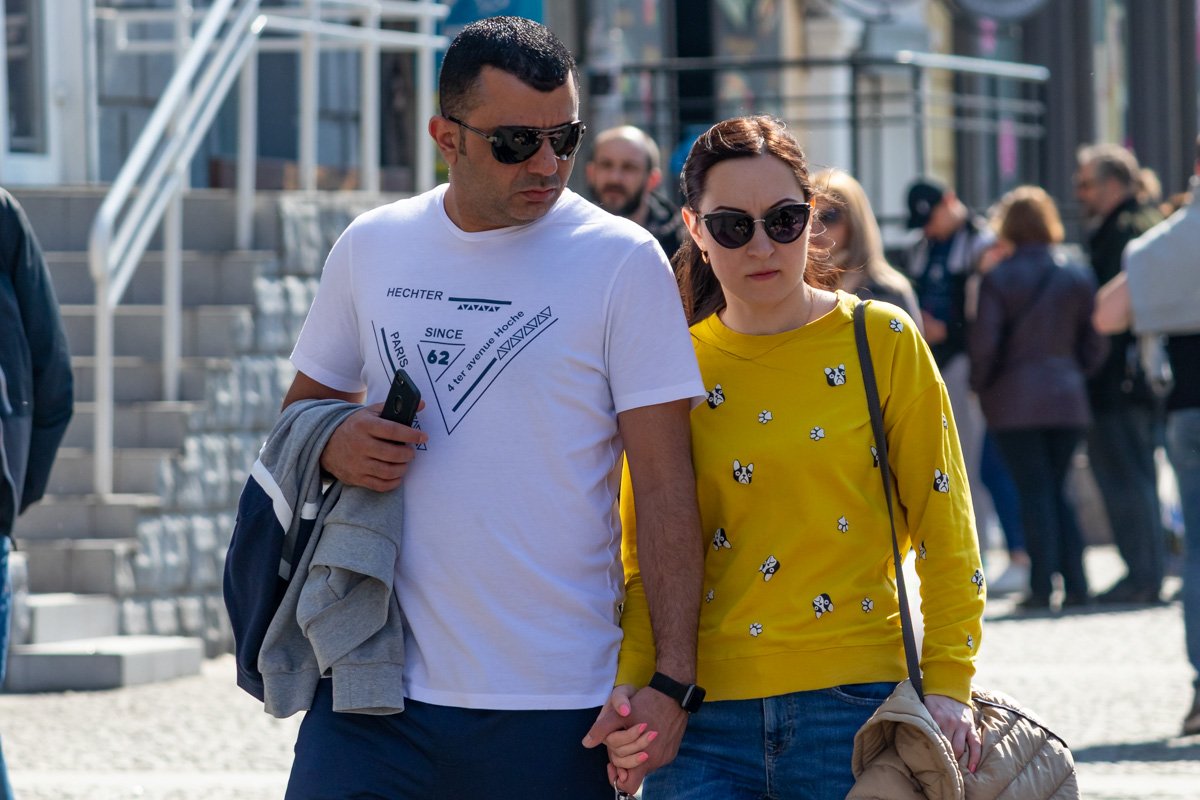 Так увлеченно смотрят вниз, что теперь не усну, пока не узнаю, что там было