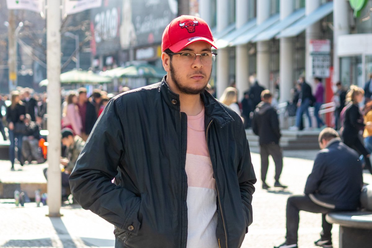 Одним своим взглядом заставляет чувствовать себя неловко