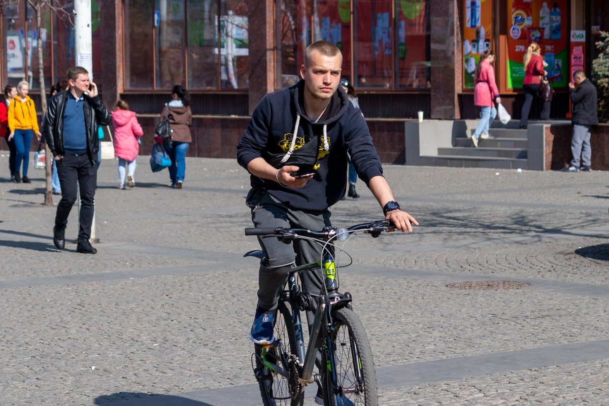 Считает, сколько сэкономил на бензине