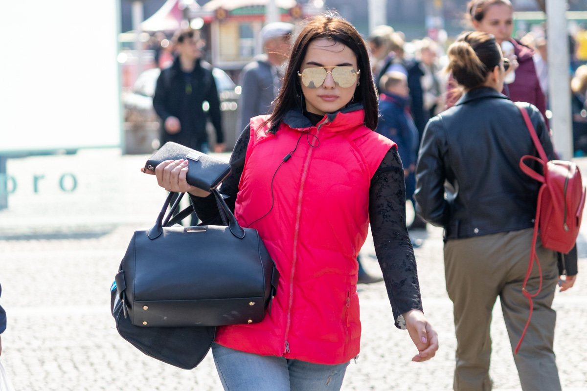 Я б на вашем месте кошелек в сумочку прятала - воришек в центре много