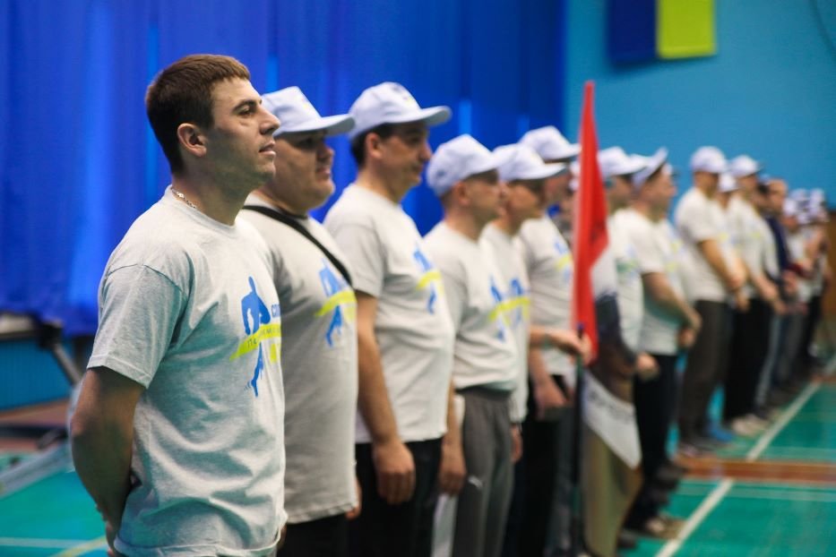 Раздается Гимн Украины - спартакиада торжественно открыта