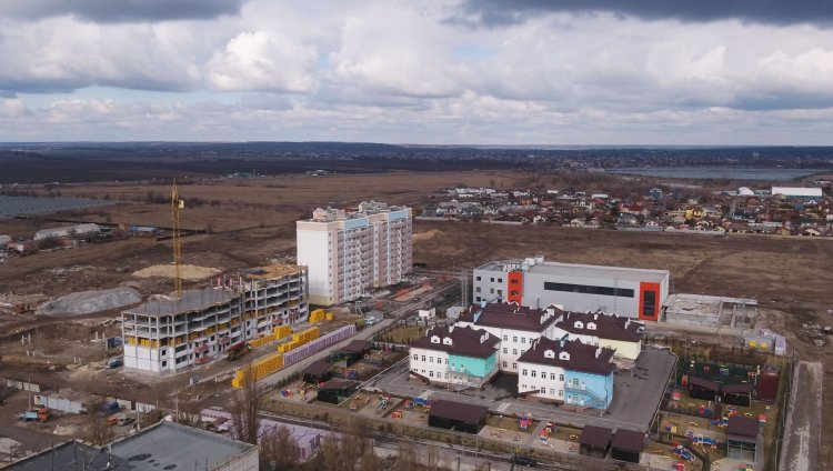 Рядом - детский садик и спортивный комплекс