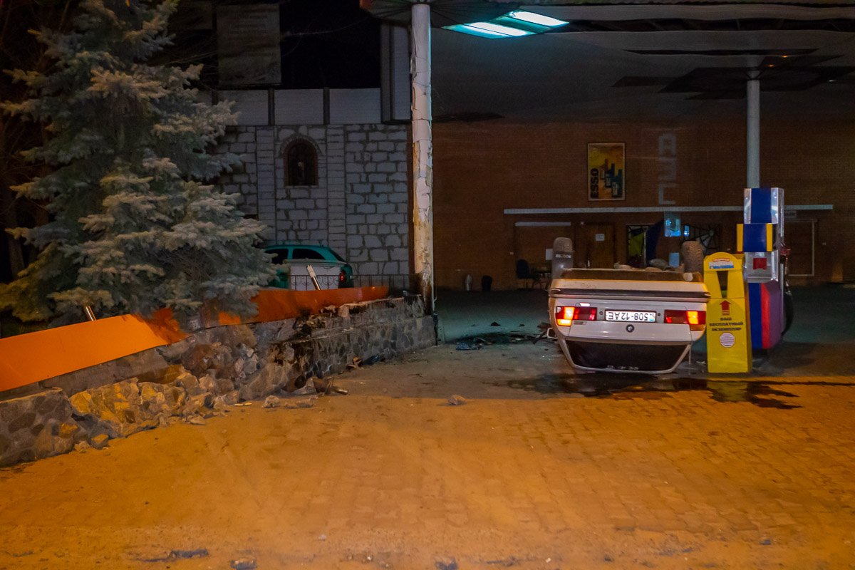 Автомобиль перевернулся Автомобиль перевернулся
