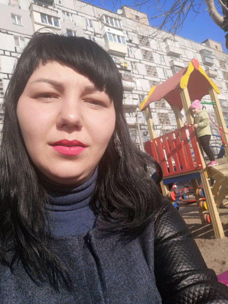 Женщина поругалась с мужем и ушла из дома Женщина поругалась с мужем и ушла из дома