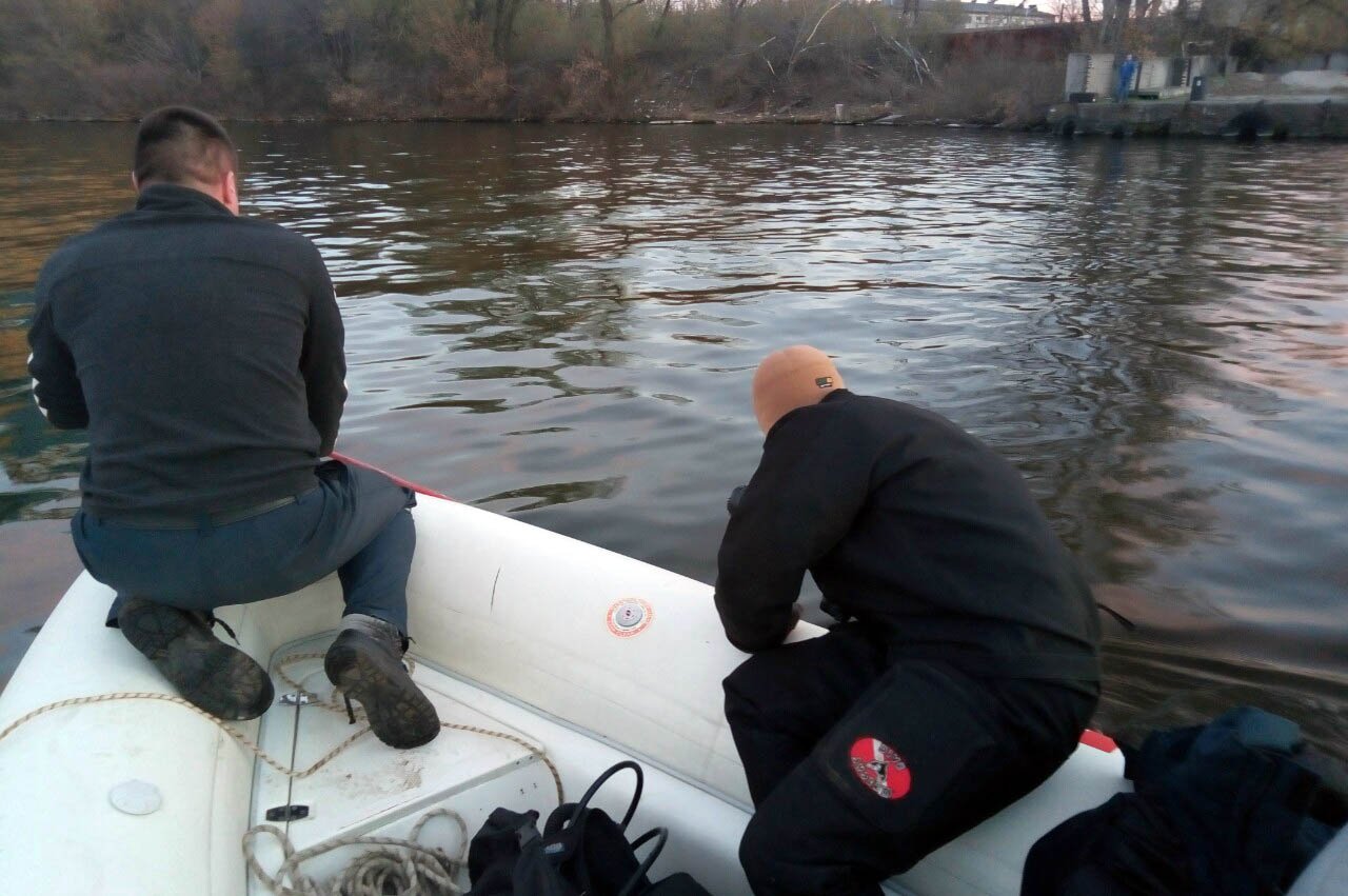 Тело мужчины обнаружили в воде на площади десантников Тело мужчины обнаружили в воде на площади десантников