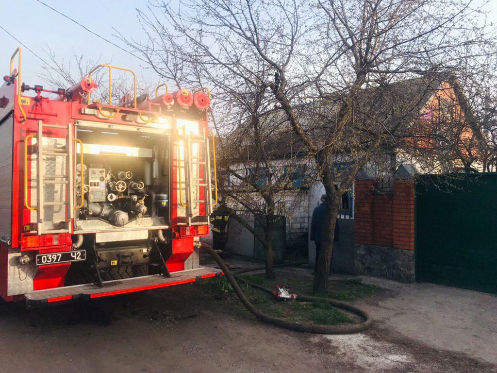 На борьбу с огнем направили несколько пожарно-спасательных бригад