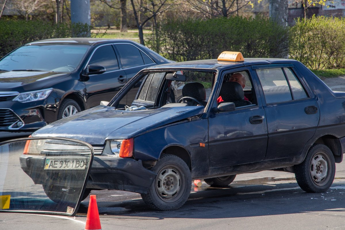 Напротив ТРЦ "Караван" автомобиль такси "Славута" догнал Daewoo Lanos