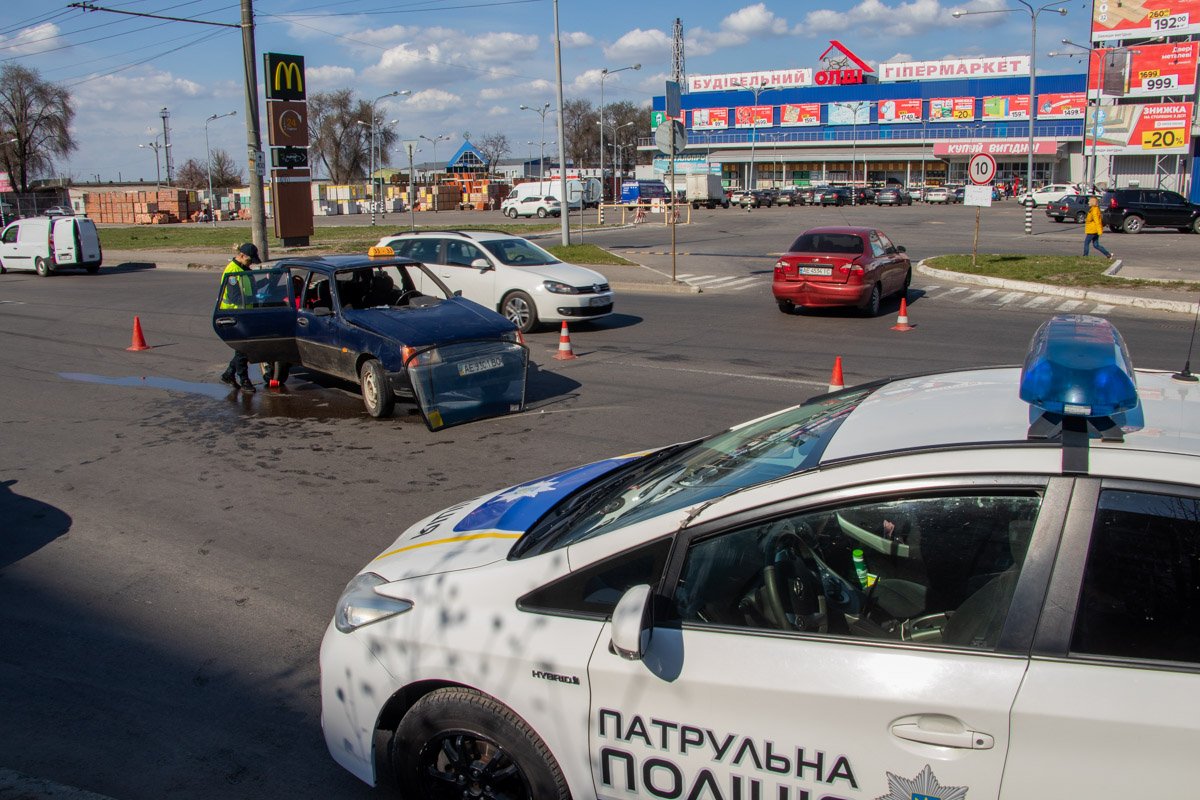  При столкновении пострадали двое 55-летних пассажиров такси