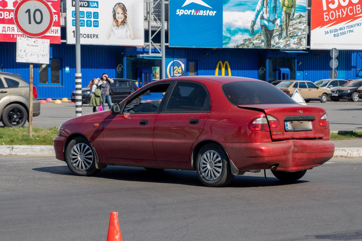 Автомобиль такси сильно поврежден, в то время, как Daewoo Lanos отделался лишь вмятиной на бампере