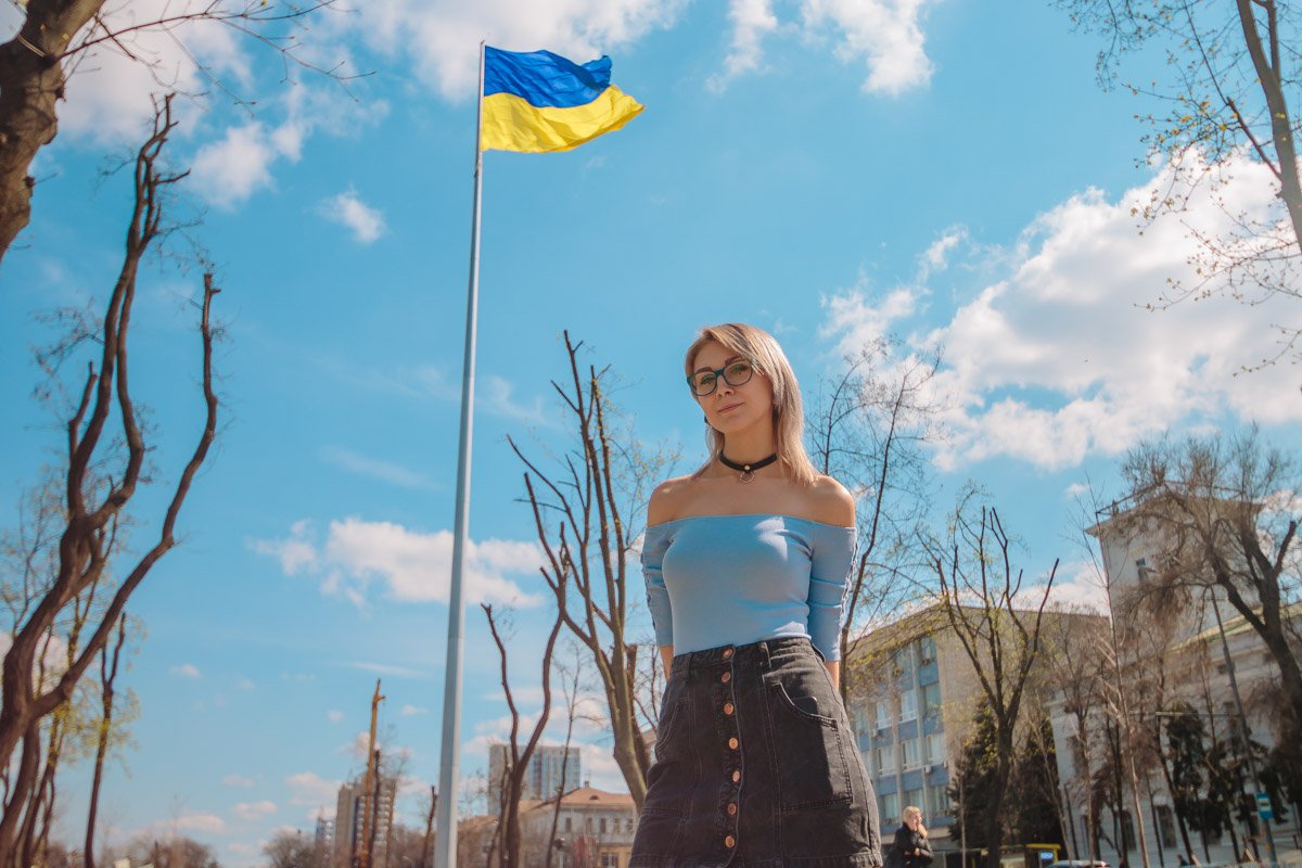 Сфотографироваться с флагом оказалось совсем не просто.