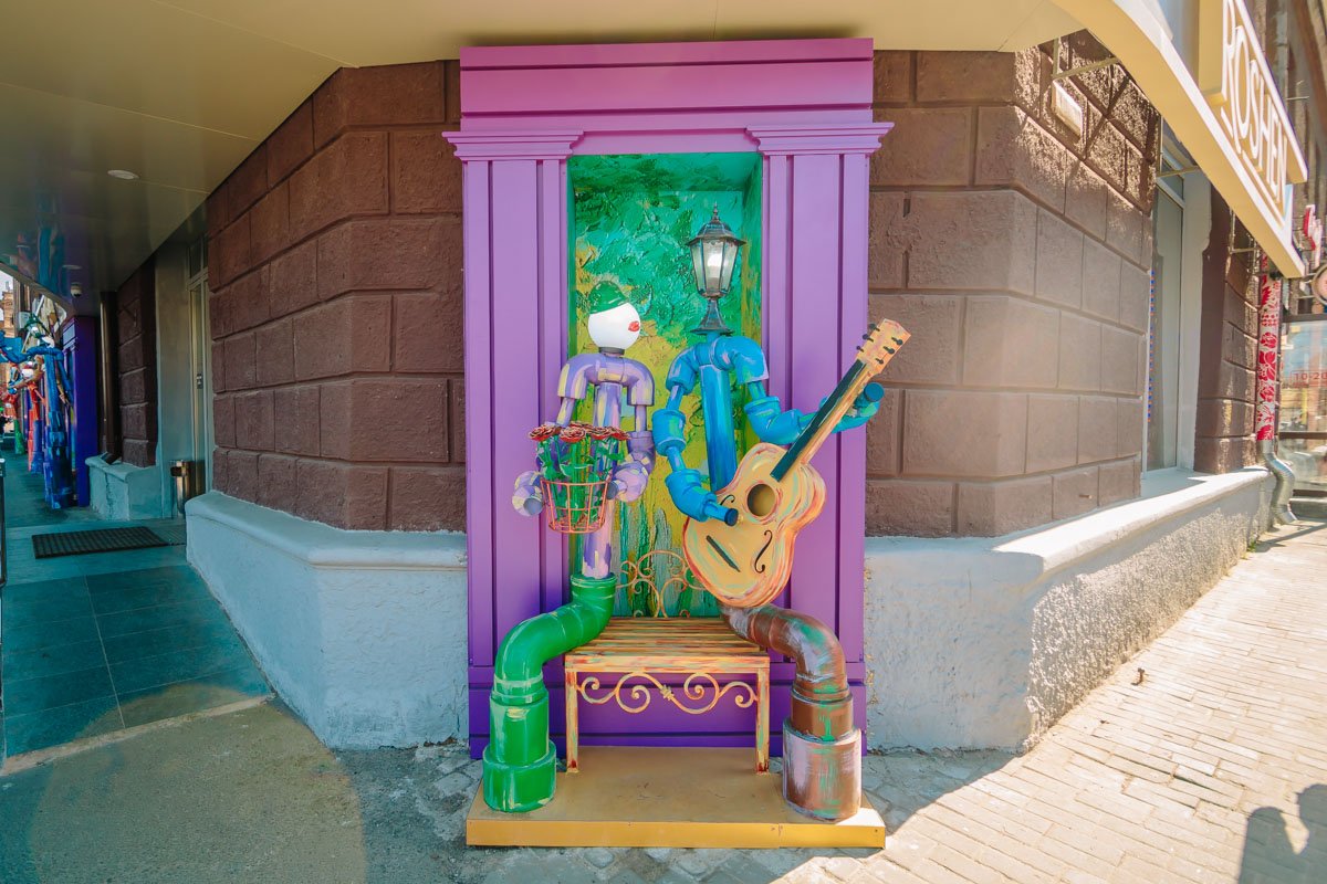 На Яворницкого представлены разные инсталляции с фонарями