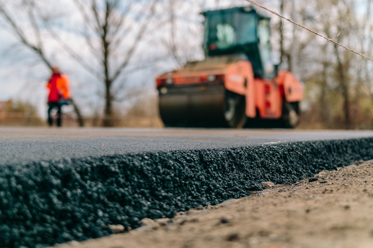Кладут новый асфальтобетон