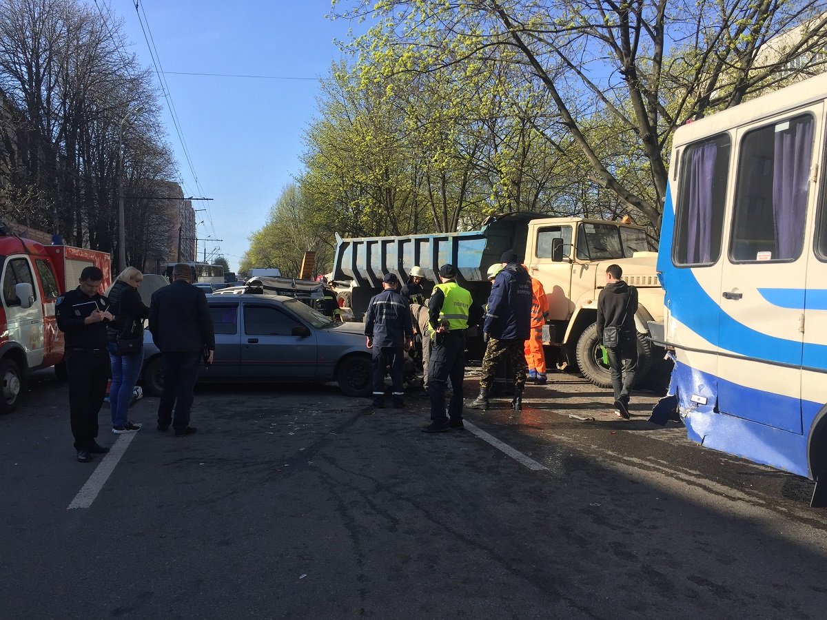 На проспекте Александра Поля произошла масштабная авария На проспекте Александра Поля произошла масштабная авария