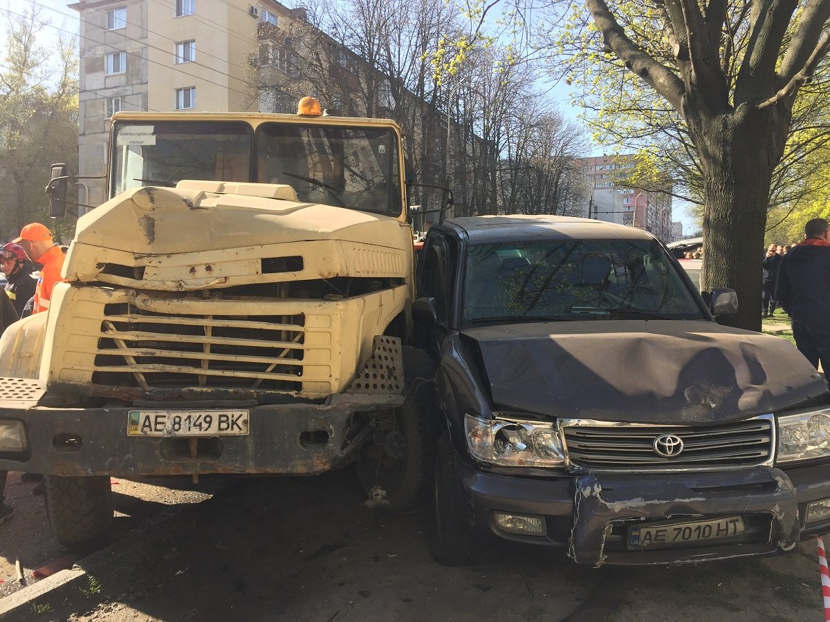 Грузовик КрАЗ на полном ходу снес больше десяти автомобилей Грузовик КрАЗ на полном ходу снес больше десяти автомобилей