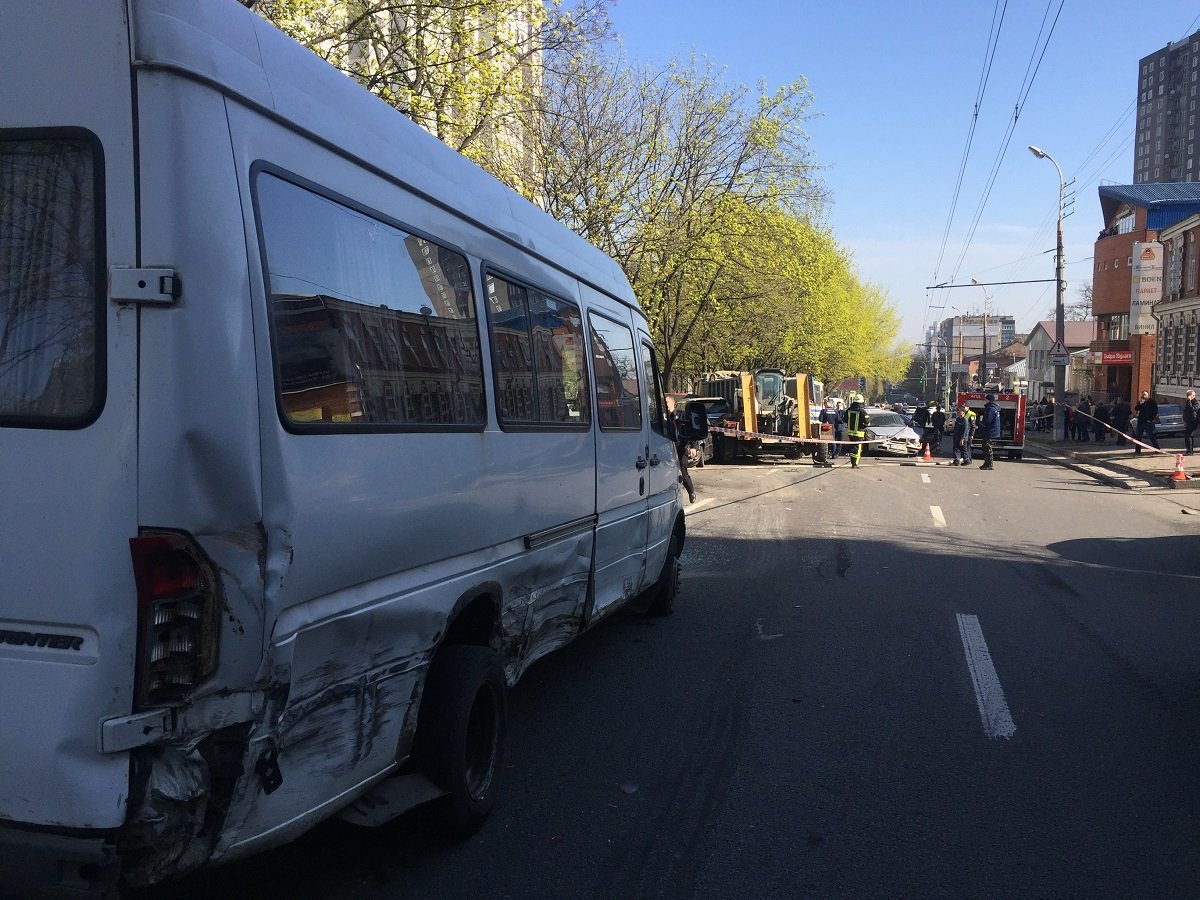 Предварительно, спускаясь вниз по проспекту Александра Поля, у грузовика отказали тормоза Предварительно, спускаясь вниз по проспекту Александра Поля, у грузовика отказали тормоза