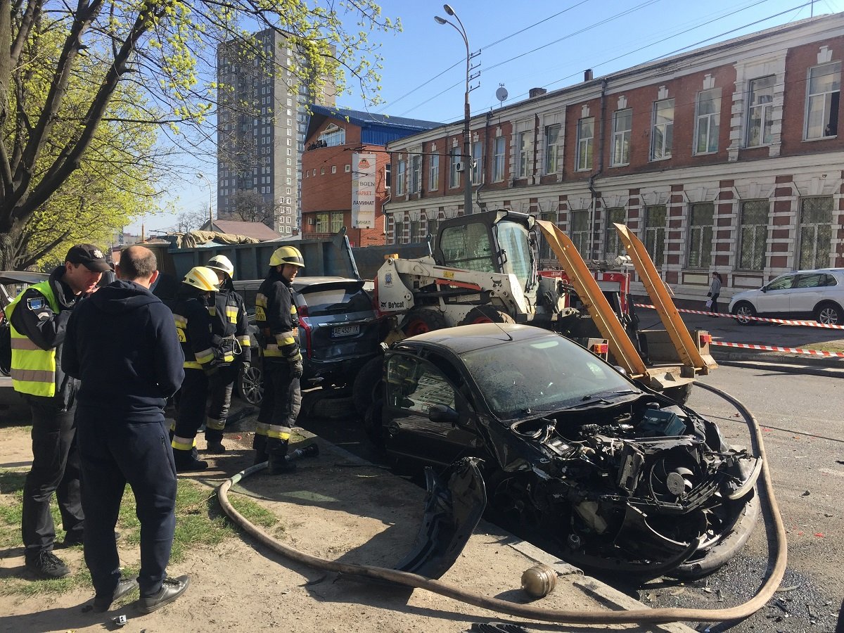 На месте работает бригада ГСЧС - спасатели смывают с асфальта бензин и масло На месте работает бригада ГСЧС - спасатели смывают с асфальта бензин и масло