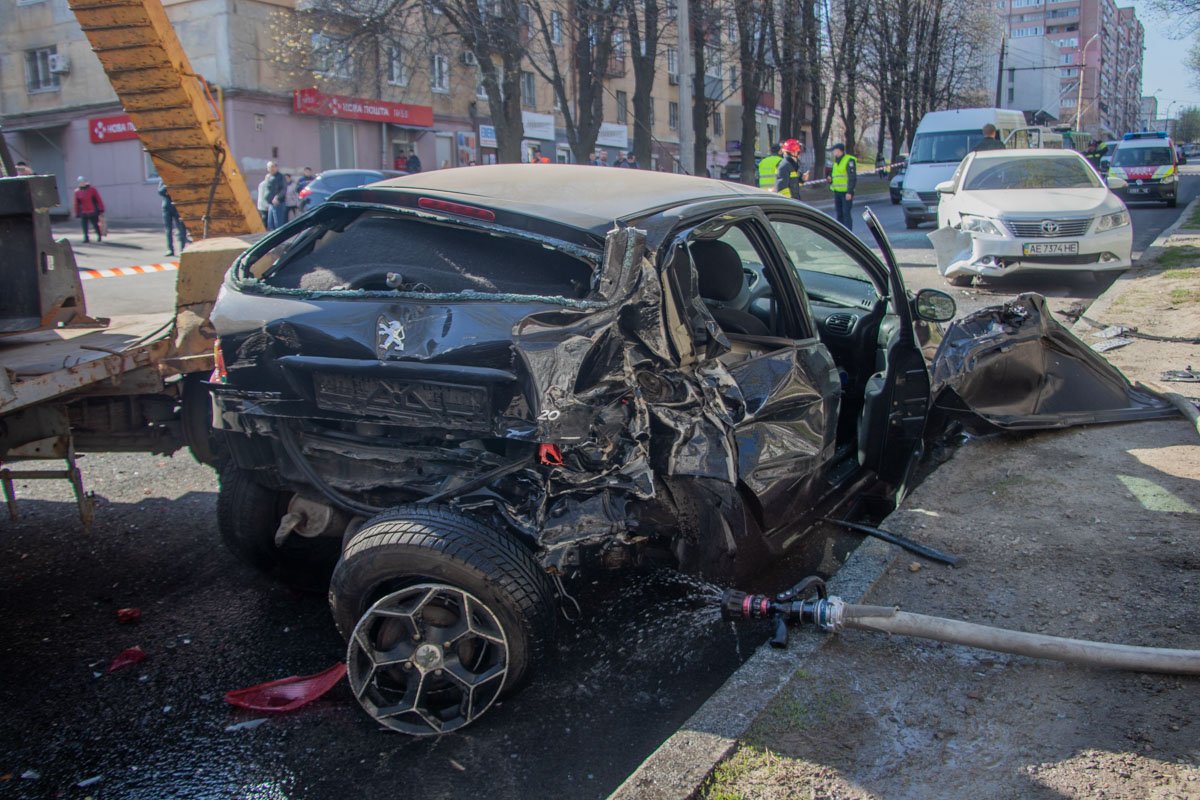 Проезжая часть усыпана осколками от автомобилей, кроме того, на дорогу вылился бензин Проезжая часть усыпана осколками от автомобилей, кроме того, на дорогу вылился бензин