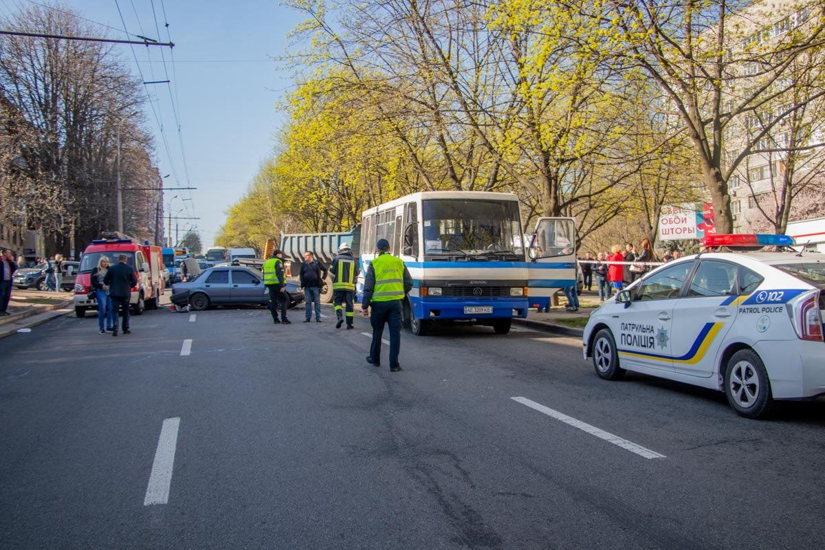 Среди поврежденных авто - пассажирский автобус Среди поврежденных авто - пассажирский автобус