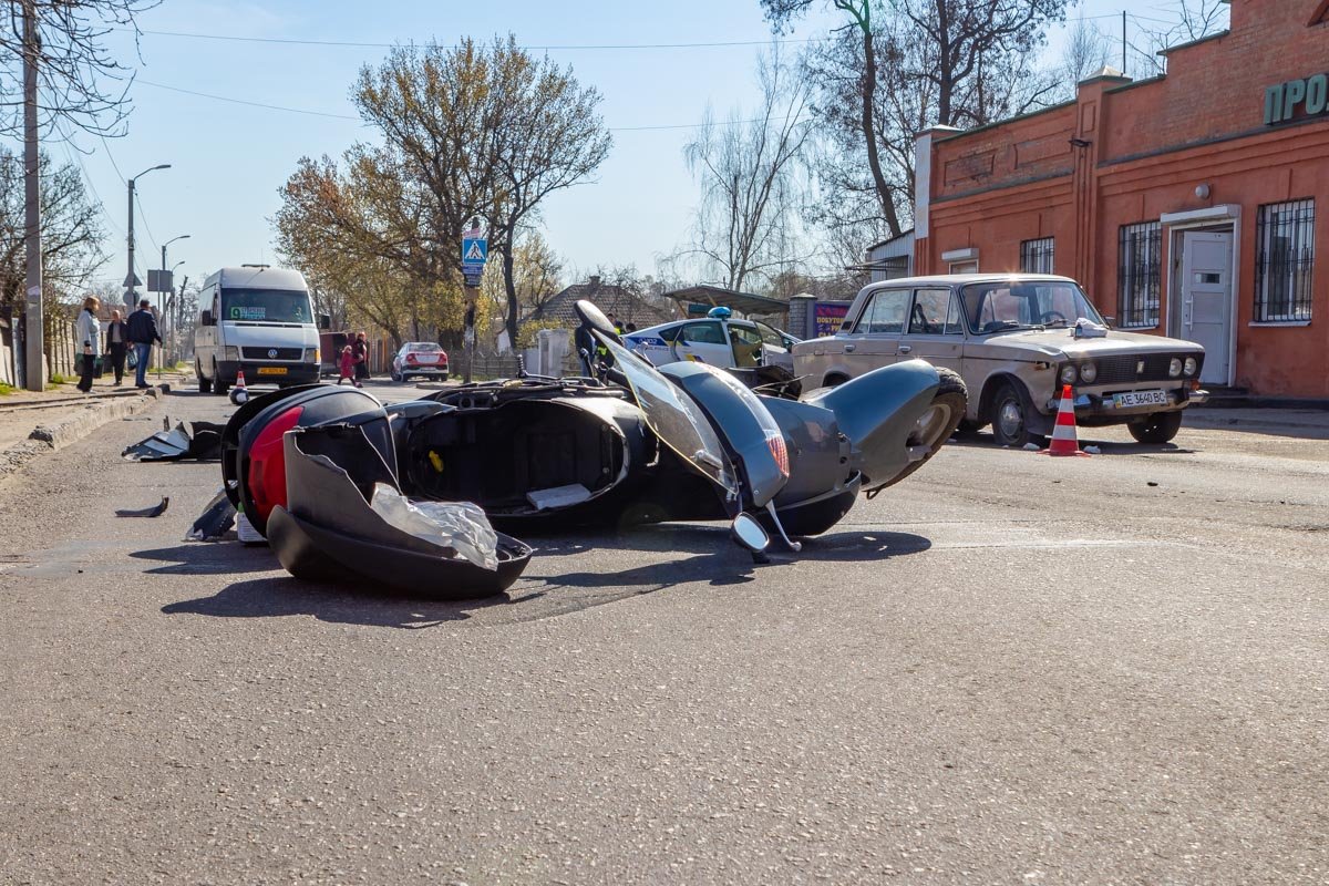 Водителя мопеда забрала скорая Водителя мопеда забрала скорая