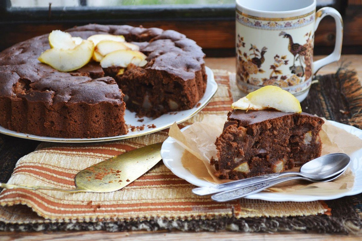 Полезные и вкусные рецепты: как приготовить грушевый пирог с шоколадом 1