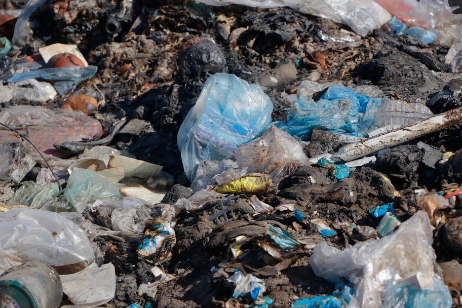 Рядом с рынком образовалась свалка