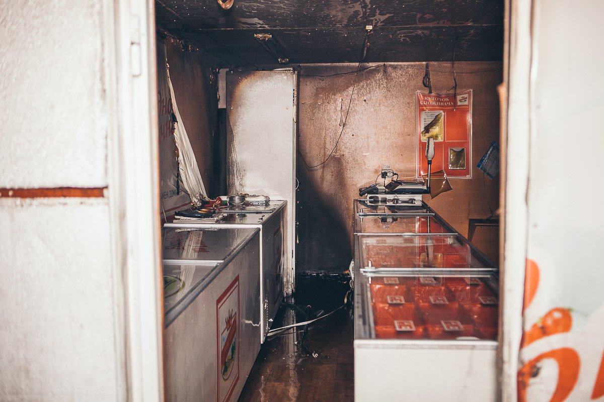 Огонь уничтожил внутреннюю отделку потолка на площади 2 квадратных метра Огонь уничтожил внутреннюю отделку потолка на площади 2 квадратных метра