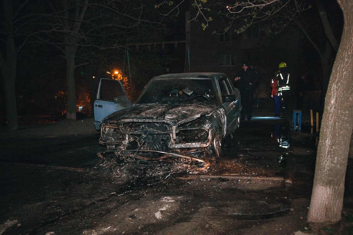 На улице 20-летия Победы горел автомобиль На улице 20-летия Победы горел автомобиль