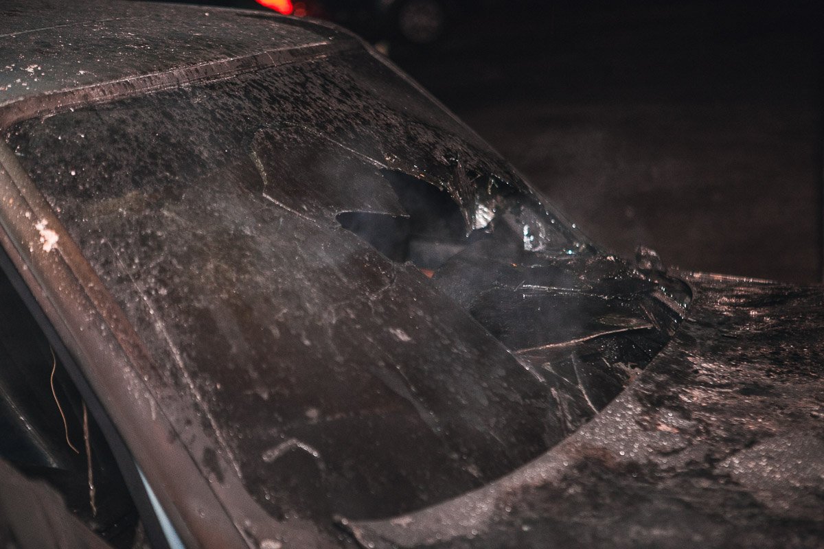 Пожарным удалось потушить авто за несколько минут Пожарным удалось потушить авто за несколько минут