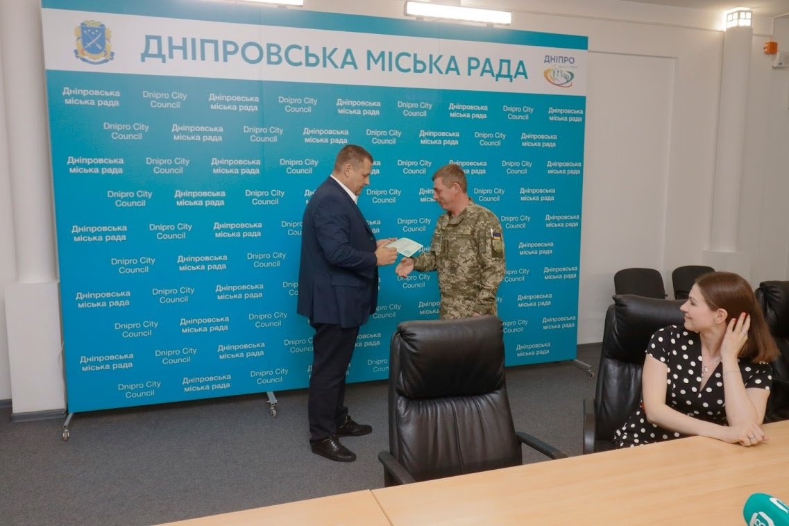 В Днепре многодетной семье вручили ключи от новой квартиры 1