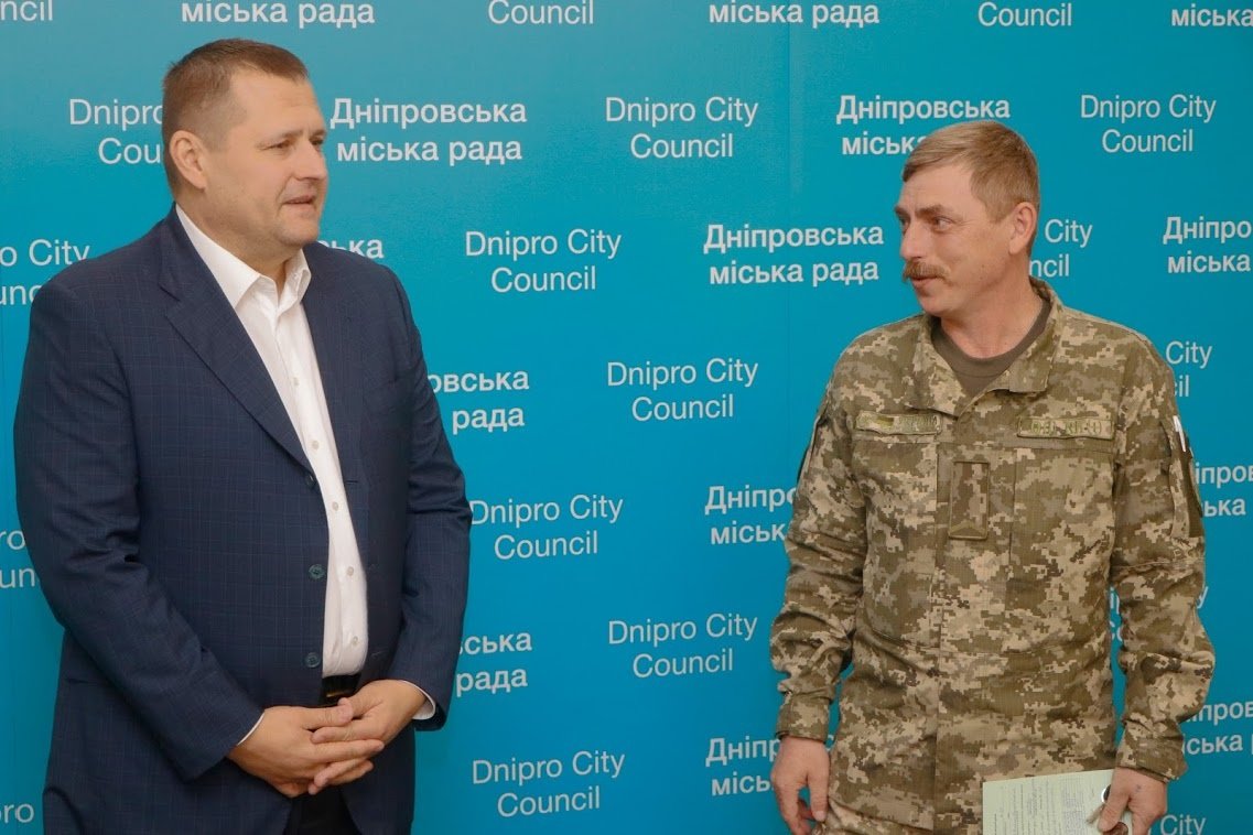 В Днепре многодетной семье вручили ключи от новой квартиры 2