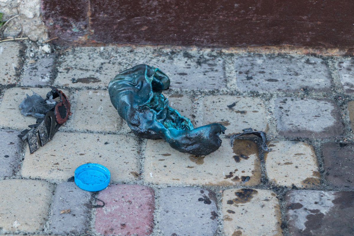 Рядом с авто стояла боклака, в которой могла находиться горючая смесь