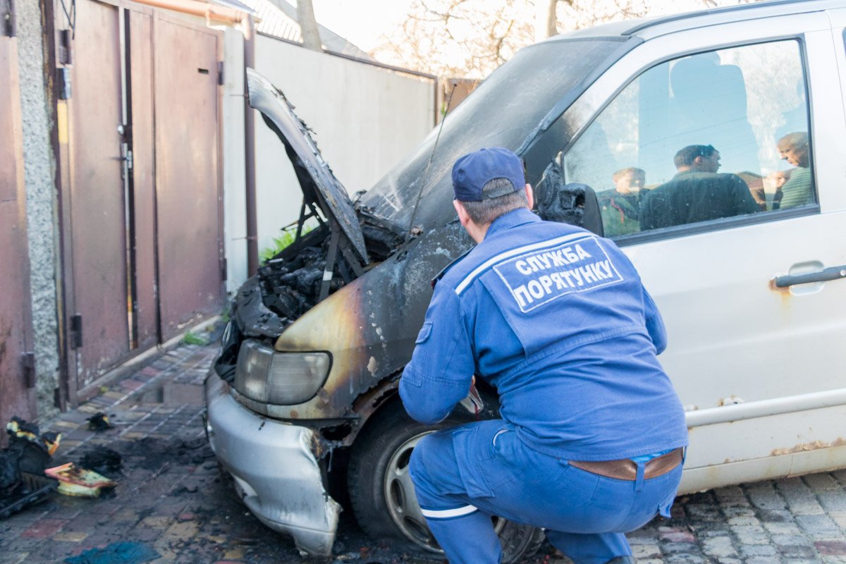 Правоохранители и спасатели выясняют, что стало причиной возгорания