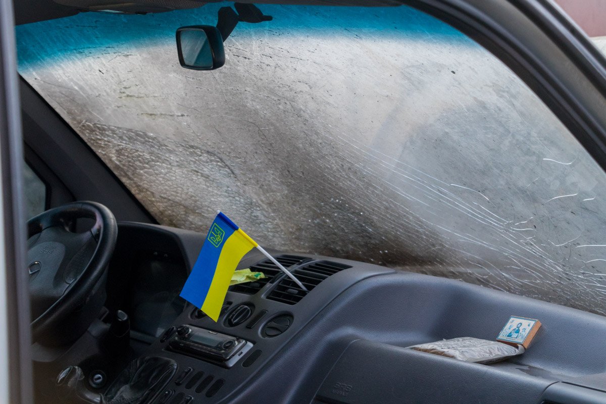 Владелец авто услышал хлопок, а затем увидел, что его машина горит