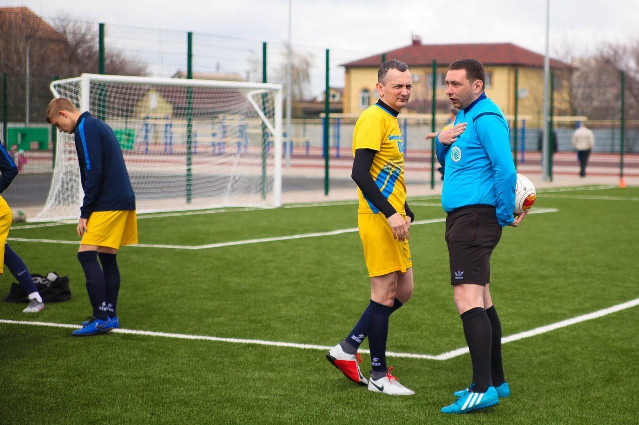 На поле встретились местная команда и команда ДнепрОГА